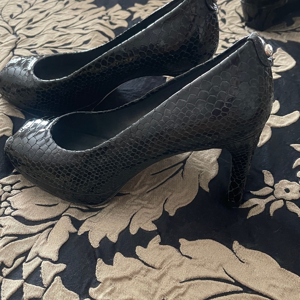 Stuart Weitzman Black Snakeskin Heels
71/2 Woman's
